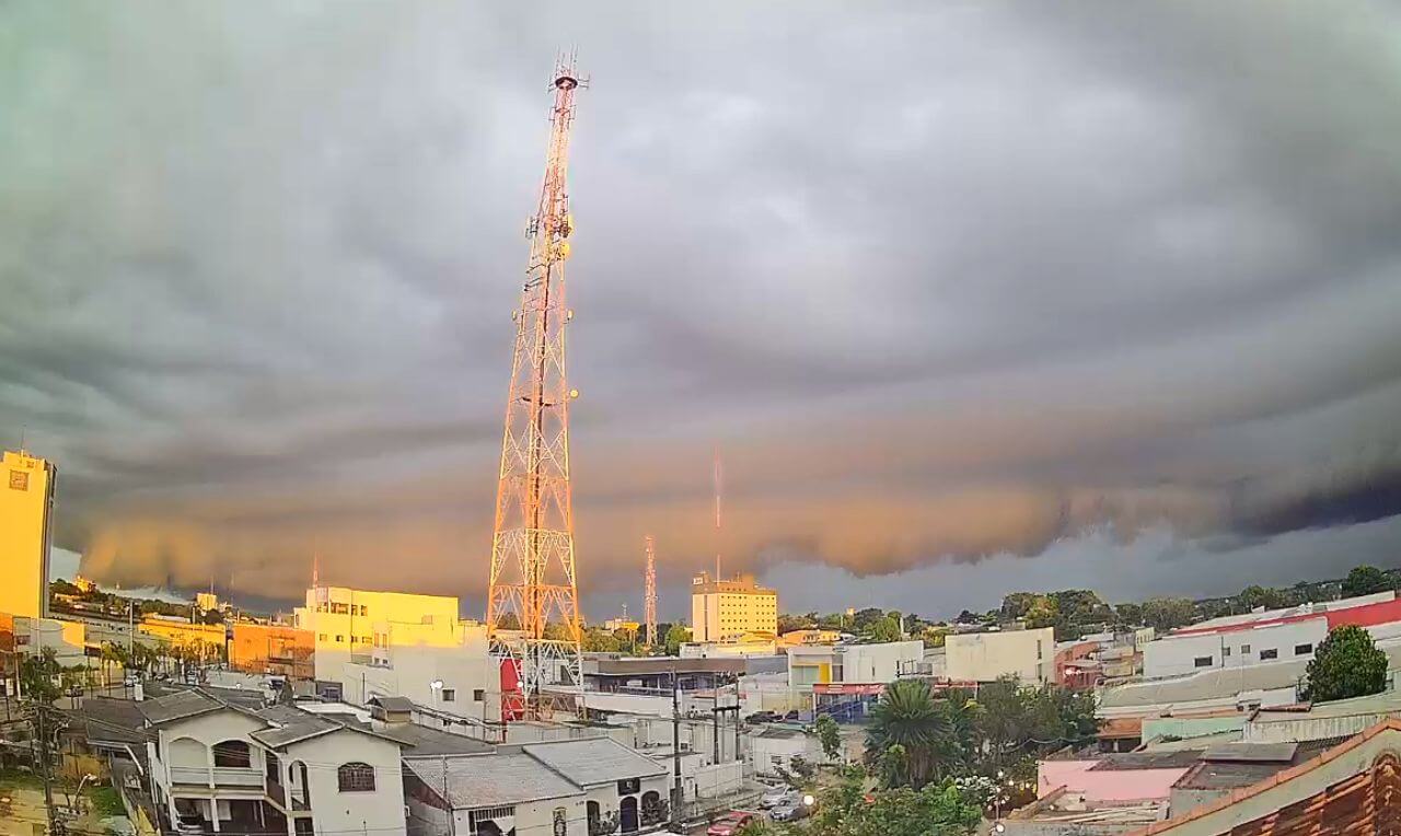 Formação de nuvens densas de chuva o contraste da luz do sol